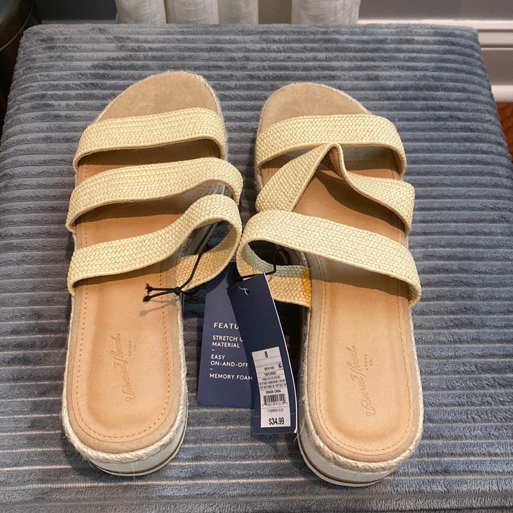 New with tags!! Summer platform sandal.